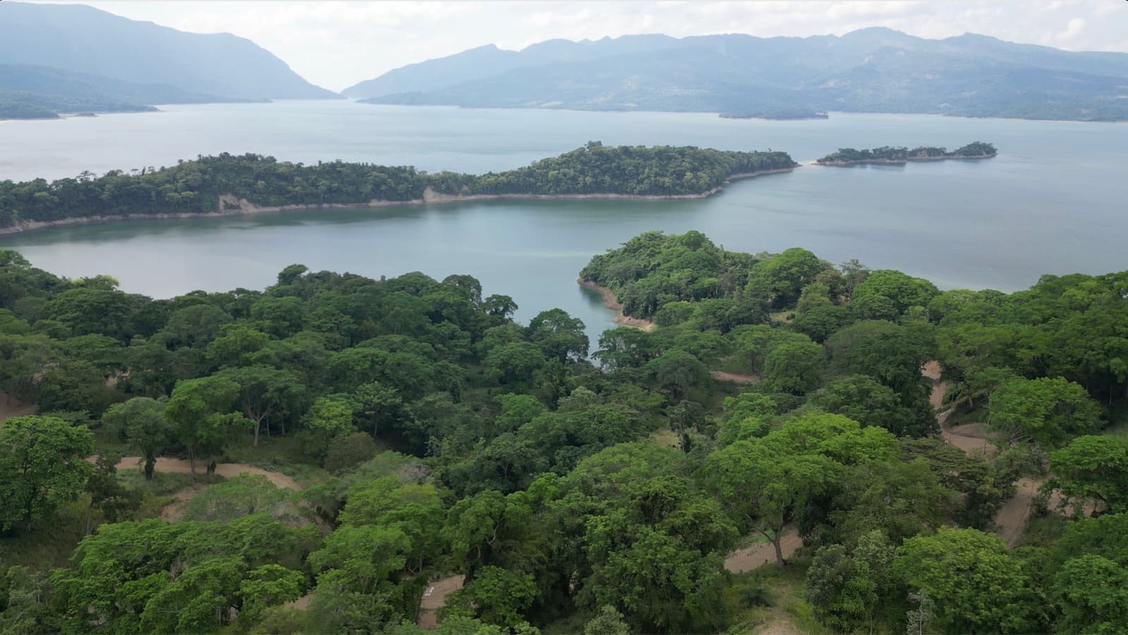 Vista aérea del embalse, sus islas y las montañas desde el lote