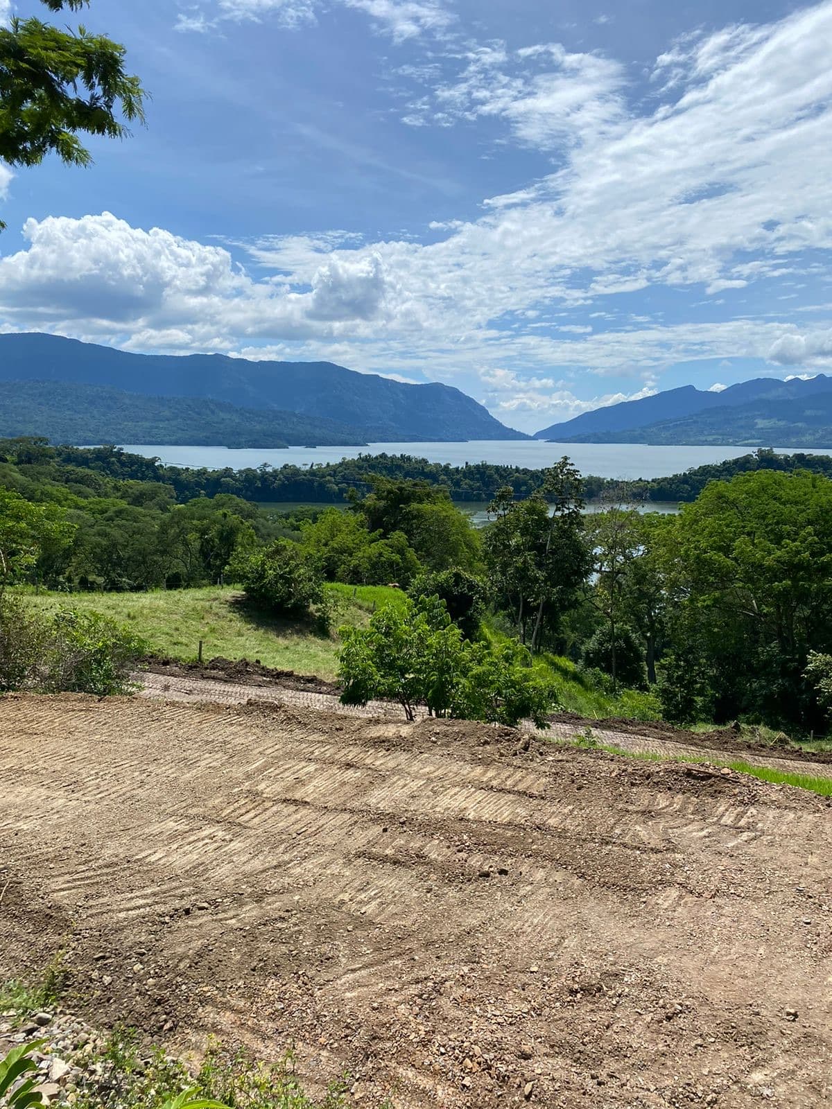 Panorámica del embalse desde el terreno del lote