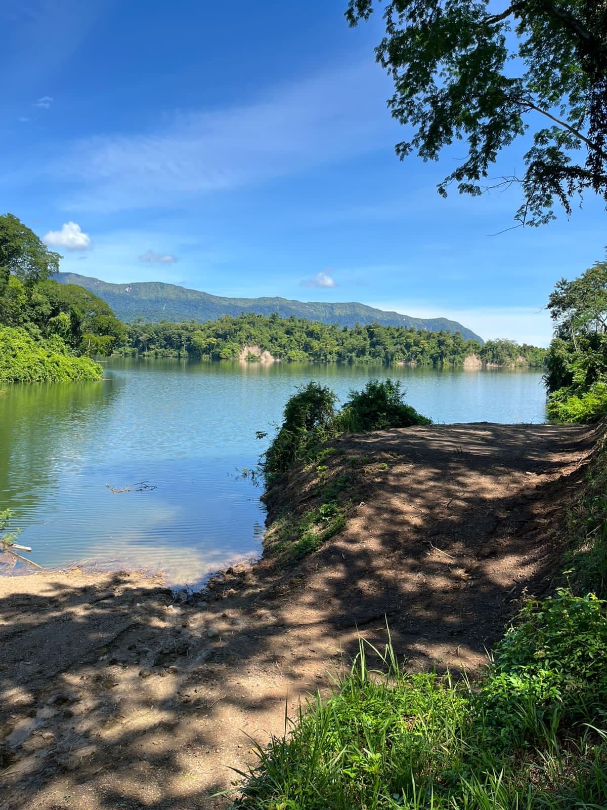 Orilla del embalse en el lote