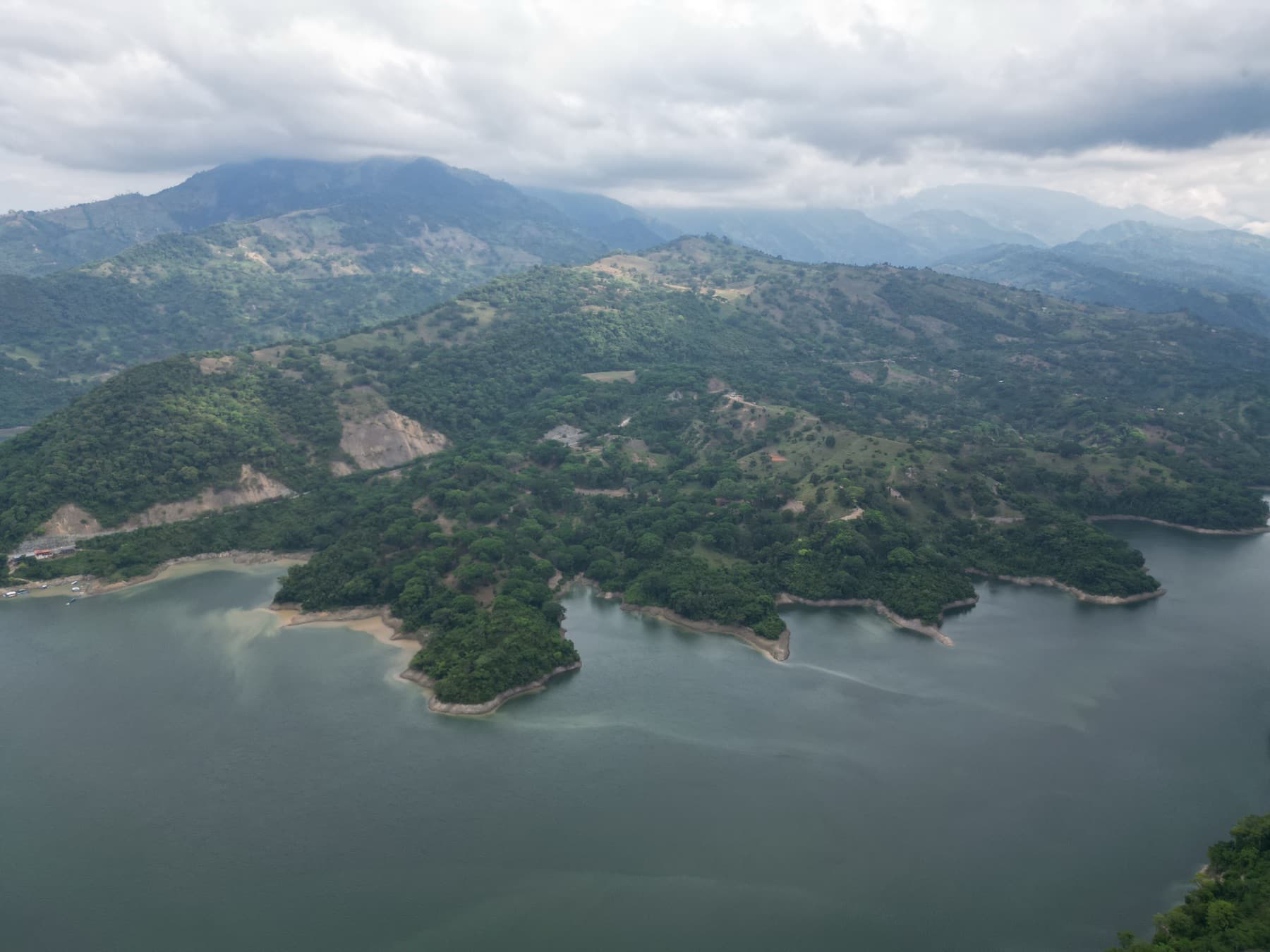 Vista aérea del lote y el embalse